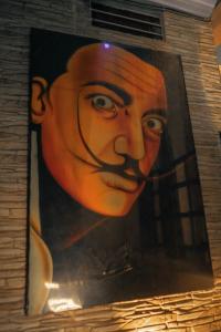 Pachamama Hostel في جايبور: لوحة رجل على الحائط