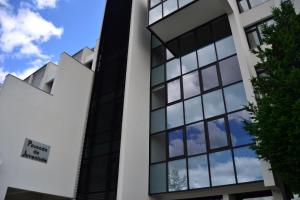 un edificio de oficinas con el cielo en las ventanas en HI São Pedro do Sul – Pousada de Juventude, en Termas de Sao Pedro do Sul