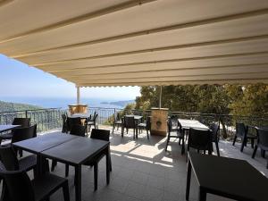 un restaurante con mesas y sillas en un patio en Hotel Montallegro en Rapallo