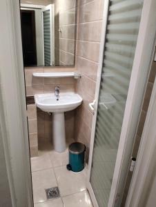 uma pequena casa de banho com um lavatório e um espelho em فندق ايلاف الشرقية 2 Elaf Eastern Hotel 2 em Sayhāt