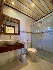 a bathroom with a toilet and a sink and a shower at Serra dos encantos in Lavras Novas