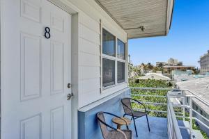 un porche con 2 sillas y una puerta en - Marine Villas Hollywood - en Hollywood