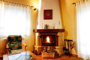 sala de estar con chimenea y mesa en Casa Rural Puerta del Sol de 3 habitaciones, en Candelario