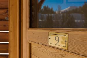 Una puerta de madera con el número. en Studio Lou Kiwi - Résidence Bec de l Aigle, en Le Lioran