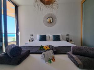 sypialnia z łóżkiem i widokiem na ocean w obiekcie Ola Cotillo! Ver y Sentir el Mar desde casa w mieście Cotillo +37 zdjęć