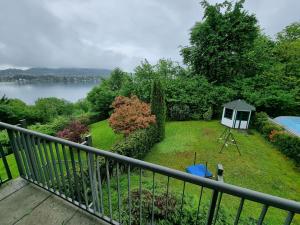 balkon z widokiem na ogród i jezioro w obiekcie Maisonette Wohnung Wörthersee w mieście Sekirn