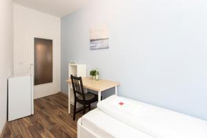 Postel nebo postele na pokoji v ubytování Zentral gelegene Zimmer mit Gemeinschaftsbad und Küche + 17 fotografií