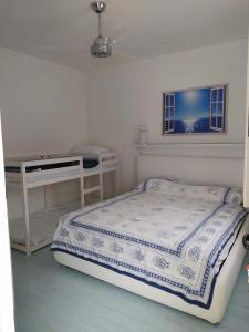 een slaapkamer met een bed, een tafel en een raam bij Casa blu in Conca Specchiulla