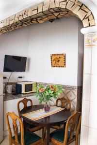 a table and chairs in a kitchen with a table and a counter at Casa Clementina in Albufeira