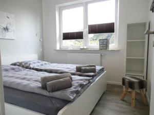 duas camas num quarto com duas janelas em Appartementhaus-Kogge-Wohnung-3 em Cuxhaven