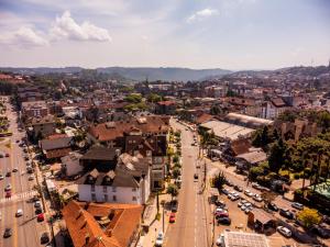 z góry widok na miasto z ulicą w obiekcie Hotel Monte Felice Centro w mieście Gramado