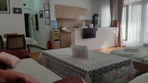 ein Wohnzimmer mit einem Tisch und einem Laptop darauf in der Unterkunft Apartment Jasna in Mostar