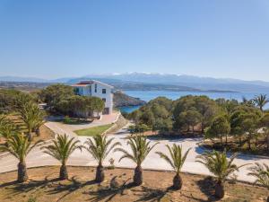 z powietrza widok na ośrodek z palmami w obiekcie Villa del Mare, built on the edge of the sea w mieście Chorafakia