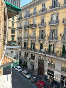 un edificio de apartamentos con coches estacionados frente a él en Casa Vacanza Benvenuti Al Sud, en Nápoles