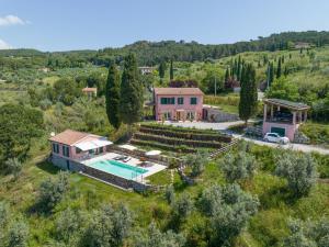 an aerial view of a house with a swimming pool at Casetta Maya in Riparbella