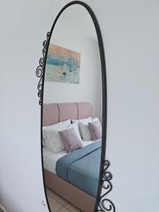 - une chambre avec un lit dans un miroir dans l'établissement Alkyonis Apartment Milos, à Triovasálos