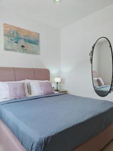 Ліжко або ліжка в номері Alkyonis Apartment Milos