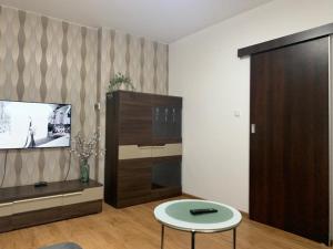 Mikołajki في ميكووايكي: غرفة معيشة مع تلفزيون وطاولة