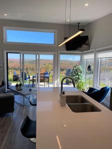 A cozinha ou cozinha compacta de Condo de luxe vue sur golf, spa, foyer extérieur