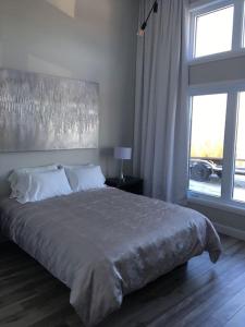 Cama o camas de una habitación en Condo de luxe vue sur golf, spa, foyer extérieur