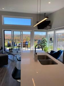 A cozinha ou cozinha compacta de Condo de luxe vue sur golf, spa, foyer extérieur