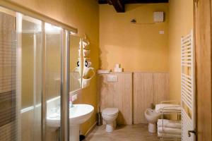 Koupelna v ubytování Agriturismo Bio Fattoria di Pietra