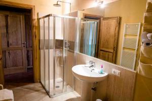 Koupelna v ubytování Agriturismo Bio Fattoria di Pietra