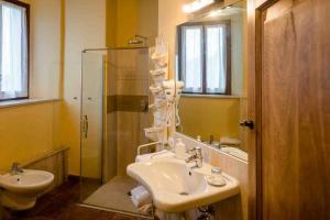 Koupelna v ubytování Agriturismo Bio Fattoria di Pietra