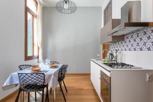 Nhà bếp/bếp nhỏ tại Rialto Bridge Lovely Apartment