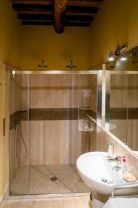 Koupelna v ubytování Agriturismo Bio Fattoria di Pietra