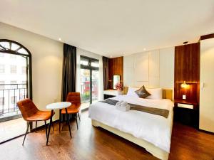 Postel nebo postele na pokoji v ubytování Carnival Hotel - Đà Lạt