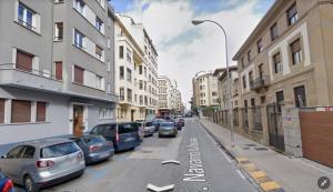 una calle con coches estacionados al costado de la carretera en CARPE DIEM - Disfruta a lo grande en Pamplona