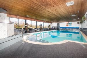 una piscina in un edificio con piscina di The Roundhouses ad Alnwick