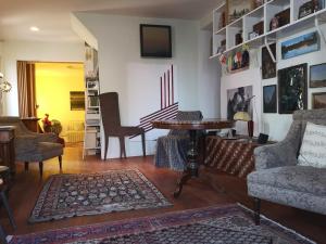 威尼斯Appartamento ACCADEMIA INN的带桌椅的客厅