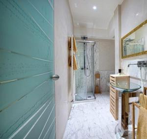 威尼斯Appartamento ACCADEMIA INN的浴室配有淋浴和洗手池