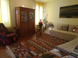 威尼斯Appartamento ACCADEMIA INN的客厅里有一张沙发和一张桌子。 更多3张照片