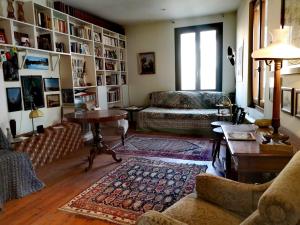 威尼斯Appartamento ACCADEMIA INN的客厅里有一张沙发和一张桌子。