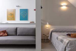 una camera con letto e divano di Cirene Apartments Milano a Milano