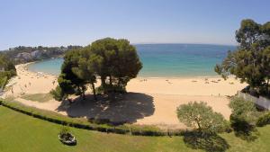 una vista aérea de una playa con gente en ella en Santa Llucia Apartaments, en Roses