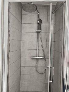 eine Dusche mit Duschkopf im Bad in der Unterkunft Quirky 1BR just off Main Street prime location in Gibraltar