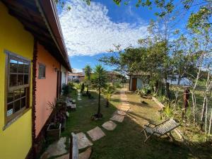 a yard with a bench next to a house at Serra dos encantos in Lavras Novas