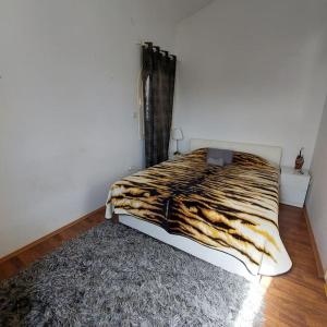 um quarto com uma cama com um cobertor de zebra em Seaview em Ljubac