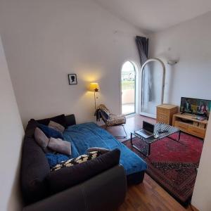 uma sala de estar com uma cama e um sofá em Seaview em Ljubac