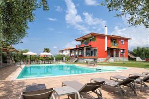 Sunday Resort في غيراكيني: فيلا بمسبح امام بيت