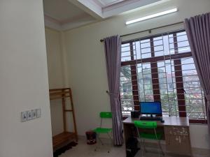 Cette chambre comprend un bureau avec un ordinateur portable et une fenêtre. dans l'établissement Homestay Quyết Thương, à Cao Bằng