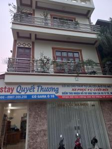 un bâtiment avec un panneau devant lui dans l'établissement Homestay Quyết Thương, à Cao Bằng