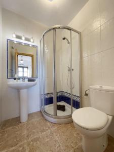 Kúpeľňa v ubytovaní Apartamento Las Yucas, Frigiliana 2 Bedroom 2 Bathroom apartment with Large Terrace and Amazing Views HansOnHoliday Rentals