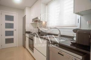 Kuchyňa alebo kuchynka v ubytovaní Casa Bianca Ivan Luxury Homes 8ªPlta Norte 1ªLinea