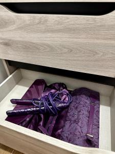 un tiroir avec un paquet d'articles violets. dans l'établissement Love Pink Gran Via, à Madrid