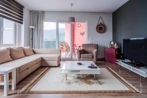 ein Wohnzimmer mit einem Sofa und einem Tisch in der Unterkunft Sea and lake view in Maltepe in Istanbul